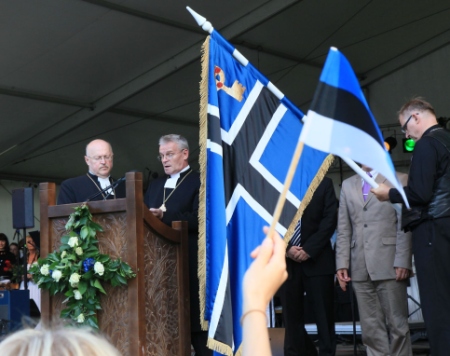 Misjonikeskuse juhataja Leevi Reinaru hoiab misjonilippu, mille pühitses peapiiskop Andres Põder. 3 x Arvo Tarmula, Lääne Elu Misjonikeskuse juhataja Leevi Reinaru hoiab misjonilippu, mille pühitses peapiiskop Andres Põder. 3 x Arvo Tarmula, Lääne Elu