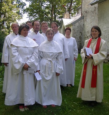 Õnnela suvelaagrist osa võtnud noored leeripühal Kadrina kirikuaias koos õpetaja Elve Benderiga. Erakogu