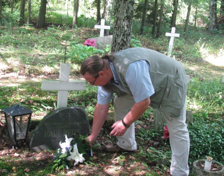 Eesti Piibliseltsi peasekretär Jaan Bärenson asetab lilled Karl Reitsi hauale. Eesti Piibliseltsi arhiiv
