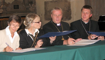 Lepingule annavad allkirja (vasakult) Ingrid Meister, Kersti Nigesen, Andres Põder ja Urmas Viilma. Tiiu Pikkur 