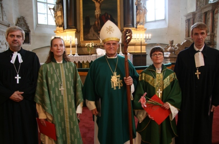 Pärast ordineerimistalitust: (paremalt) praost Vallo Ehasalu, õp Maarja Sokk, peapiiskop Andres Põder, õp Triin Käpp ja õp Urmas Petti. Arho Tuhkru Pärast ordineerimistalitust: (paremalt) praost Vallo Ehasalu, õp Maarja Sokk, peapiiskop Andres Põder, õp Triin Käpp ja õp Urmas Petti. Arho Tuhkru