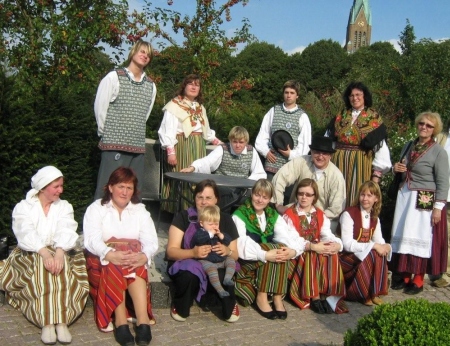 Ansambel Doxa on esinenud mitmel pool välismaalgi, nagu Venemaal Petseris ja Saksamaal. Pilt ongi tehtud Saksamaal koos õpetaja Merike Schümers-Paasi ja tema lapsega. Erakogu Ansambel Doxa on esinenud mitmel pool välismaalgi, nagu Venemaal Petseris ja Saksamaal. Pilt ongi tehtud Saksamaal koos õpetaja Merike Schümers-Paasi ja tema lapsega. Erakogu