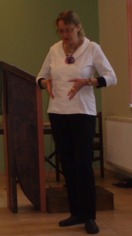 Pastor Susanne Thiesen saare naistega kõnelemas. Erakogu