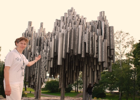 Maili Kaerma Eesti Kiriku lugejareisiga Helsingis Sibeliuse mälestusmärgi juures. Arhiiv Maili Kaerma Eesti Kiriku lugejareisiga Helsingis Sibeliuse mälestusmärgi juures. Arhiiv