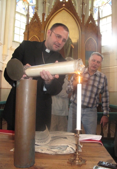 Õpetaja Ants Tooming soojendab klaasist torbikut küünlaleegi kohal. Rita Puidet Õpetaja Ants Tooming soojendab klaasist torbikut küünlaleegi kohal. Rita Puidet