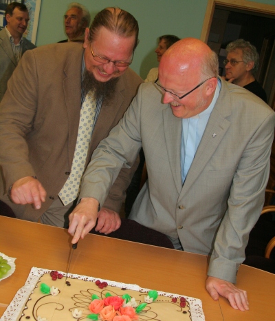 EPSi peasekretär Jaan Bärenson ja nõukogu esimees Tiit Salumäe võtsid tänumeeles ja torti pakkudes vastu külalisi.  Mikk Leedjärv