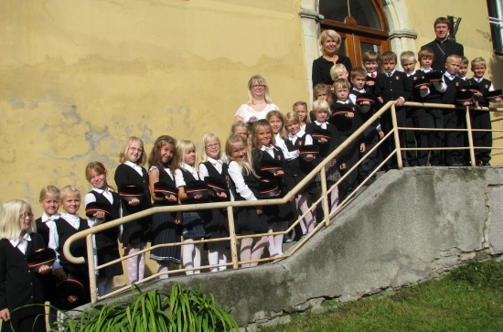Toomkooli I klass, õpetajad Egle Viilma ja Kaie Kadaksoo ning toomkoguduse õpetaja Urmas Viilma 1. septembril oma kooli trepil. Tiiu Pikkur