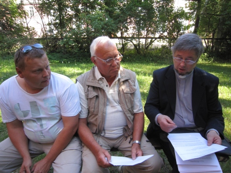 Petseri kirikuaias peavad nõu juhatuse esimees Roman Grušin (vasakult), Elmet Vaaks ja Andres Mäevere. 3 x Sirje Semm