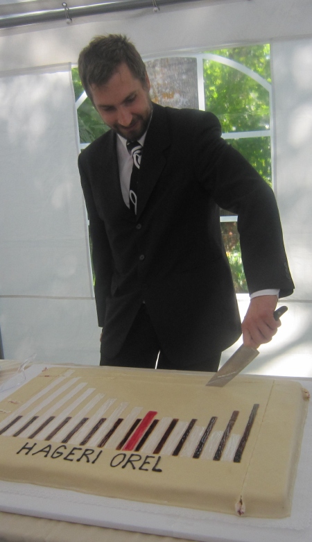 Pidutordi lõikab lahti sihtasutuse Hageri Lambertuse Kirik juhatuse esimees Juhan Põld. Pidutordi lõikab lahti sihtasutuse Hageri Lambertuse Kirik juhatuse esimees Juhan Põld.