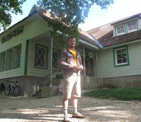 Hermann Kalmus Pilistvere pastoraadi ees. 1950ndatel varemetesse jäänud esindushoone taastati 1990ndate algul ning on praegu seitsmest hoonest koosneva kirikumõisa hooneteansambli südameks. Liina Raudvassar Hermann Kalmus Pilistvere pastoraadi ees. 1950ndatel varemetesse jäänud esindushoone taastati 1990ndate algul ning on praegu seitsmest hoonest koosneva kirikumõisa hooneteansambli südameks. Liina Raudvassar