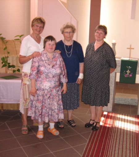 Kirsti-Maija Paananen (keskel) Sõmera hooldekodu kirikus koos tegevusjuhendaja Ester Naageliga (paremal), kes korraldab ka hoolealuste vaimulikku teenimist, ja loo autoriga (vasakul), n-ö koguduse esindajana on pildil Alice Ruut. Tuula Lappi