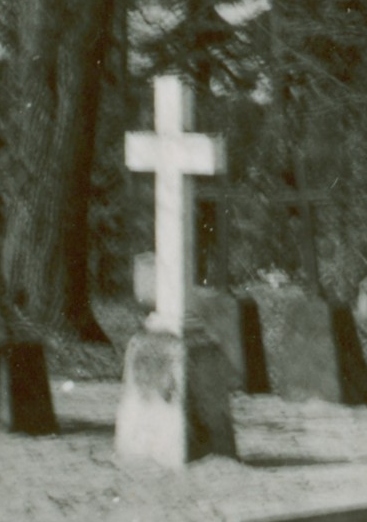 Theodosius Harnacki põrm sängitati Tartu Raadi kalmistule, kus hauatähisena ilutses valgest marmorist rist. Nõukogude perioodil tõugati see jalalt ning jäi kaduma. Arhii
