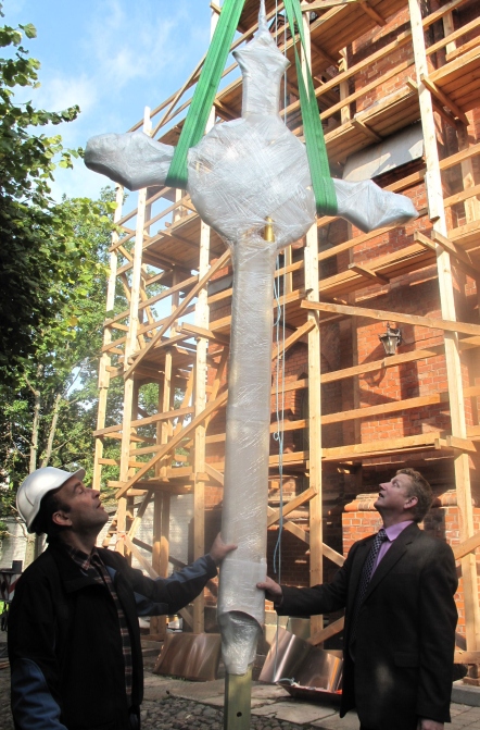 Risti saadavad torni poole teele AS Haspo töödejuhataja Priit Mägi (vasakul) ja koguduse juhatuse esimees Valdek Tagel. Rita Puidet Risti saadavad torni poole teele AS Haspo töödejuhataja Priit Mägi (vasakul) ja koguduse juhatuse esimees Valdek Tagel. Rita Puidet