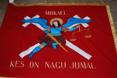Lipu teine pool on punane, mis on peaingel Miikaeli tunnusvärv.