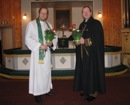 Head sõbrad ja ametivennad Ove Sander ja Gustav Kutsar 20 aastat hiljem taas ühiselt altari ees.  Tiiu Pikkur