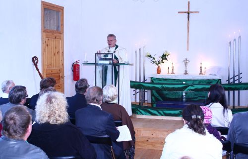 Anseküla koguduse vastpühitsetud kirikumajas kõlas möödunud laupäeval peapiiskop Andres Põderi sütitav jutlus. Tõnu Veldre
