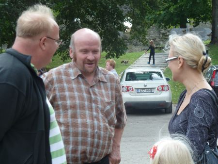 Kari Tynkkynen, Sakari Seppälä ja Pia Ruotsala on meie põhjanaabritest kaasteelised, kes teenivad Eestis. Pildil vahetavad nad mõtteid augustikuisel missiol Haapsalus. Mari Paenurm Kari Tynkkynen, Sakari Seppälä ja Pia Ruotsala on meie põhjanaabritest kaasteelised, kes teenivad Eestis. Pildil vahetavad nad mõtteid augustikuisel missiol Haapsalus. Mari Paenurm