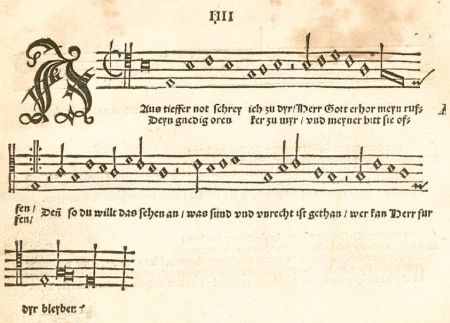 Meiegi lauluraamatus leiduva laulu «Su poole, Issand, südamest» (KLPR 329) saksakeelne algvariant «Aus tiefer Not schrei ich zu dir» on loodud 1523. aasta lõpus ning on mitte ainult Lutheri, vaid üldse üks esimesi stroofilisi saksakeelseid koguduselaule.