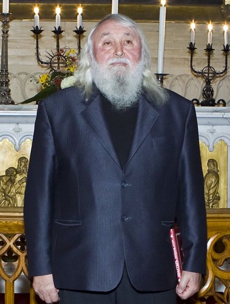 Udmurdist keeleteadlane diakon Mihhail Atamanov Tallinna Oleviste kirikus.  Mati Bärenson