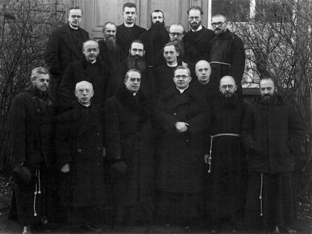 Eesti katoliku preestrid aastal 1939. Pildil teiste hulgas ka piiskop Eduard Profittlich (esimeses reas vasakult neljas) ja Luksemburgist pärit jesuiit Henri Werling (teises reas vasakult esimene).