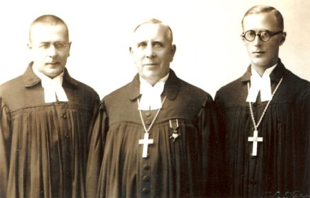 Kolm õpetajat kivistet – Georg-Wilhelm (vasakult), Georg ja Einar. Arvatavalt 1937. aastal. 2 x arhiiv Kolm õpetajat kivistet – Georg-Wilhelm (vasakult), Georg ja Einar. Arvatavalt 1937. aastal. 2 x arhiiv