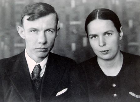 Hilja-Marie ja Johannes Paesalu. Koopia pildistas Ants Tisler