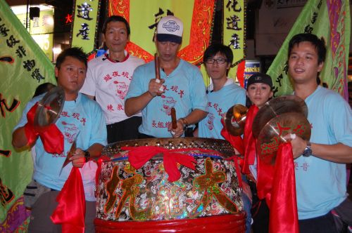 Hongkongi Tai Hangi tulelohetantsu «soojendusbänd». Hongkongi Tai Hangi tulelohetantsu «soojendusbänd».