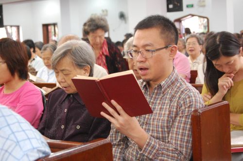 1,3miljardilise elanikkonnaga Hiina ühiskond on segu igivanast ja kaasaegsest, mis paistab silma ka vaimulikus elus.