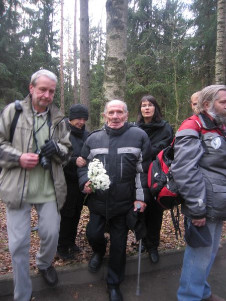 Eesti riigi toel pääseb siinsele kalmistule lähedasi leinama kord aastas. Richard Otstavel (fotol lilledega) külastab kalmistut seitsmendat korda. 2 x Rita Puidet