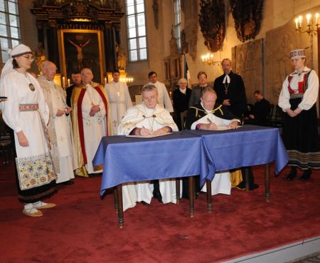 Andres Põder ja Andres Taul kirikute nähtava ühtsuse lepingut allkirjastamas. 2 x Viljo Pettinen