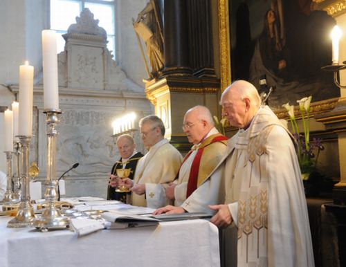 Pärast kirikute ühinemislepingu allkirjastamist on EELKs kaks piiskopkonda ja neli piiskoppi. Pildil vasakult Andres Taul (välis-eesti piiskopkonna piiskop), Andres Põder (peapiiskop), Einar Soone ja Kuno Pajula (peapiiskop emerituuris). Viljo Pettinen 