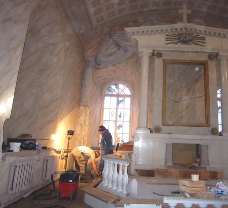 Poolteist nädalat tagasi käisid Kuressaare kirikus viimased tööd, et kaunis kooriruum 1. advendil täies ilus kirikulistele avaneda võis. Sirje Semm Poolteist nädalat tagasi käisid Kuressaare kirikus viimased tööd, et kaunis kooriruum 1. advendil täies ilus kirikulistele avaneda võis. Sirje Semm