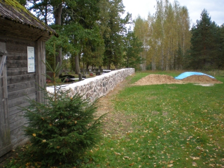 Hargla kalmistu taastatud piirdemüür. Monika Rogenbaum