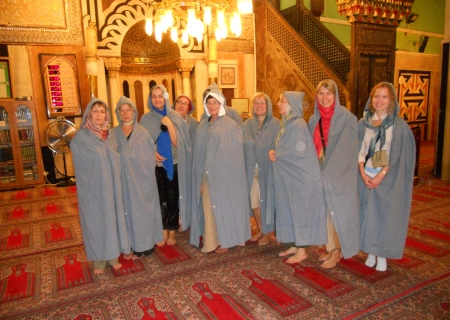 Mošees pidid meie naised selga tõmbama kapuutsiga kitlid. Mošees pidid meie naised selga tõmbama kapuutsiga kitlid.