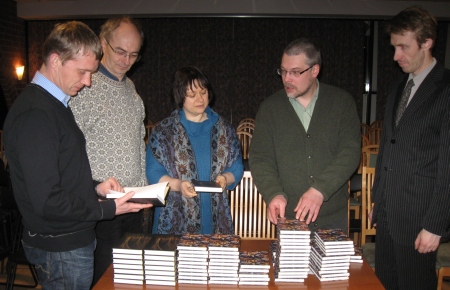 Vaimulike konverentsi juhatuse liikmed Kaido Soom (vasakult), Jaan Tammsalu, Katrin-Helena Melder, Marko Tiitus (esimees) ja Vallo Ehasalu valmistuvad kirjutama pühendust raamatutesse, mis kingitakse vaimulikele, kel on 2011. aastal tähtpäev. Kaido Soom Vaimulike konverentsi juhatuse liikmed Kaido Soom (vasakult), Jaan Tammsalu, Katrin-Helena Melder, Marko Tiitus (esimees) ja Vallo Ehasalu valmistuvad kirjutama pühendust raamatutesse, mis kingitakse vaimulikele, kel on 2011. aastal tähtpäev. Kaido Soom