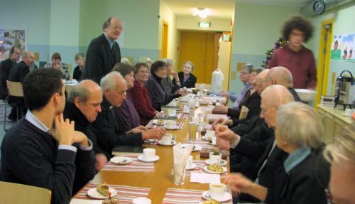 Jõululauas oli elav mõttevahetus. Õpetaja Jaak Salumäe jagamas advendiaja mõtteid. Tiiu Pikkur Jõululauas oli elav mõttevahetus. Õpetaja Jaak Salumäe jagamas advendiaja mõtteid. Tiiu Pikkur