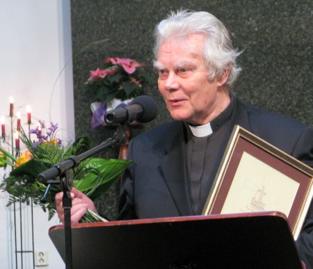 Toomas Pauli premeeriti ristiusu hingelähedase kuulutamise eest. Tiiu Pikkur Toomas Pauli premeeriti ristiusu hingelähedase kuulutamise eest. Tiiu Pikkur