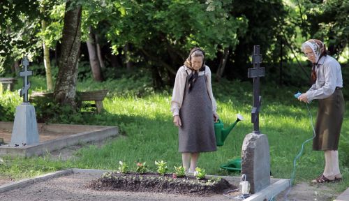 Isiklik usk ja austus esivanemate vastu paistab silma ka surnuaia külastamises, kuhu vanausuline ilmselt vägagi sageli satub. Isiklik usk ja austus esivanemate vastu paistab silma ka surnuaia külastamises, kuhu vanausuline ilmselt vägagi sageli satub.