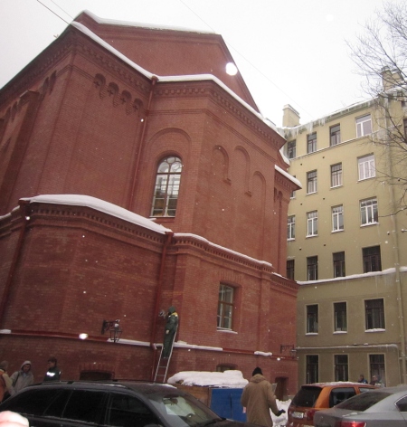 Komisjoni tähelepanu all olnud Peterburi Jaani kirikus tehti aasta lõpus viimaseid töid. Kiriku hoovipoolsesse külge seadsid töömehed välisvalgustust. Sirje Semm