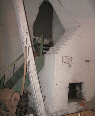 Mantelkorstna vanuseks arvatakse olevat viis-kuus sajandit. 2 x Rita Puidet Mantelkorstna vanuseks arvatakse olevat viis-kuus sajandit. 2 x Rita Puidet