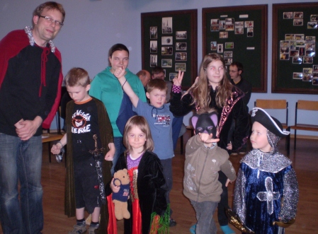 Koguduses on tähtsal kohal töö lastega, vasakul õpetaja Matthias Burghardt. Koguduse arhiiv Koguduses on tähtsal kohal töö lastega, vasakul õpetaja Matthias Burghardt. Koguduse arhiiv