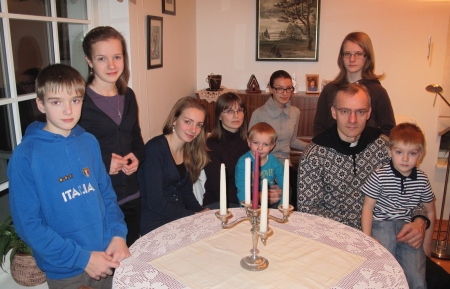 Toplaante peres võetakse tähtsad otsused vastu ümarlauanõupidamisel. Pildil vasakult Karl Jakob (12), Lisette (16), Susanna (17), Eeda (40), Siimon (4), Johanna (19), Anti (42), Maarja (14) ja Arre Markus (5). Liina Raudvassar