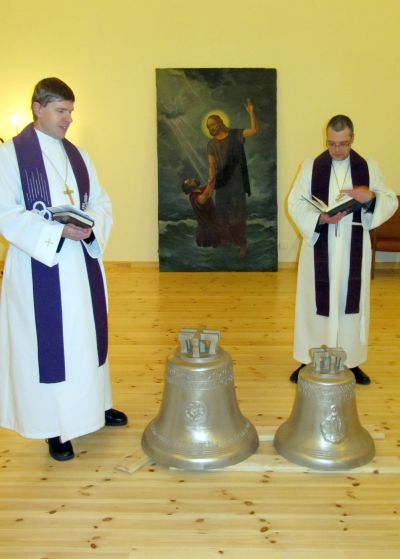 Arvo Lasting (vasakul) ja Marko Tiitus pühitsevad Mõisaküla kirikusaalis uusi kelli. Jaan Sumberg