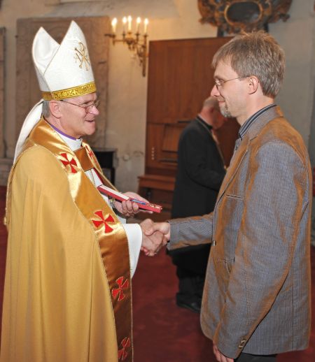 EELK Teeneteristi on saanud kokku 138 inimest. Eelmisel aastal sai peapiiskop Andres Põderilt (vasakul) Teeneteristi 3. järgu ordeni Mikk Üleoja, Kaarli koguduse kontsertkoori peadirigent. Erik Peinar