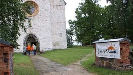 Suvine Suure-Jaani kutsub vaimulikule laulupäevale. Leili Kuusk Suvine Suure-Jaani kutsub vaimulikule laulupäevale. Leili Kuusk