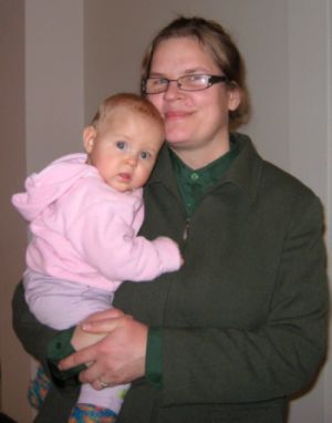 Triin Simson oma noorima tütre Birgittaga. Misjonikeskuse arhiiv