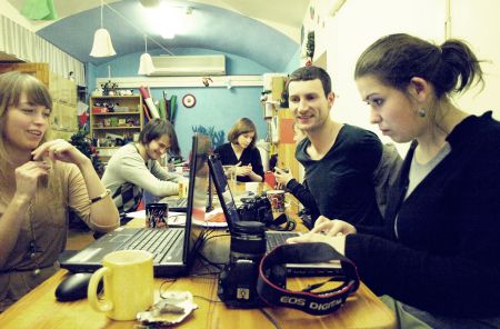 Noored kolmes keeles ilmuvat ajakirja kokku panemas. Anete Palmik Noored kolmes keeles ilmuvat ajakirja kokku panemas. Anete Palmik