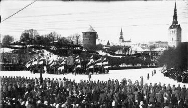 Pildil on Eesti Vabariigi esimese aastapäeva tähistamine Tallinnas Vabaduse platsil 24. veebruaril 1919. aastal. 1932. aastal jäi samas paraad esimest korda riigi ajaloos külma tõttu ära.  Arhiiv