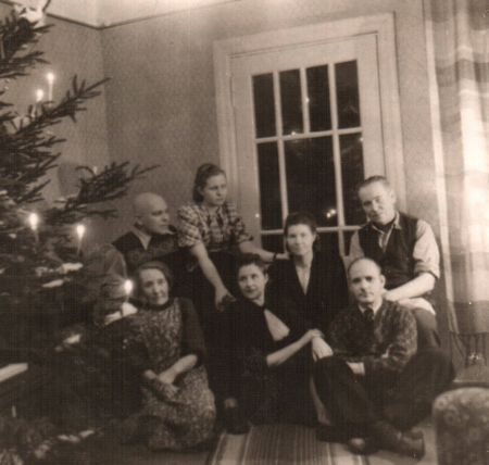 1948. aasta jõulude ajal Pukas. Pildil esireas kasuisa õde Ilse, ema Aurelie, kasuisa Aarne; tagareas Valga pastor Paul Uibopuu, õde Imbi, tädi Hilde, Puhja pastor Peeter Kohandi. Eerakogu 1948. aasta jõulude ajal Pukas. Pildil esireas kasuisa õde Ilse, ema Aurelie, kasuisa Aarne; tagareas Valga pastor Paul Uibopuu, õde Imbi, tädi Hilde, Puhja pastor Peeter Kohandi. Eerakogu