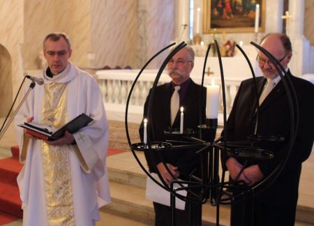 Anti Toplaan (vasakult), Pentti Laukkanen ja Touko Talasterä Espoost kingitud küünlajala taustal Kuressaare kirikus. Tõnu Veldre Anti Toplaan (vasakult), Pentti Laukkanen ja Touko Talasterä Espoost kingitud küünlajala taustal Kuressaare kirikus. Tõnu Veldre